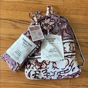 EUC Urban Outfitters Duvet Cover & 2 Shams